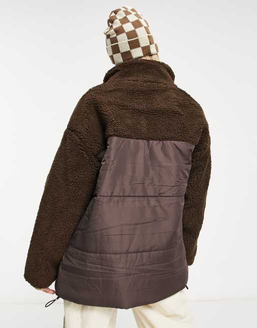 Chaqueta de plumas marrón chocolate con borreguito en contraste de Violet Romance, 2 de 4