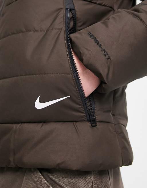 Curso de colisión Molester Fugaz Chaqueta de plumas marrón con capucha y relleno sintético Repeat Pack de  Nike | ASOS