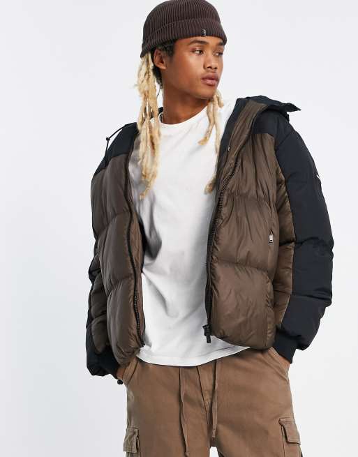 Chaqueta de plumas marrón y negra extragrande con capucha y diseño color block Trek de Good For Nothing 