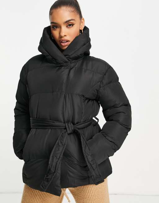 Chaqueta de plumas midi negra atada en la cintura con capucha Stanley de Threadbare, 2 de 4