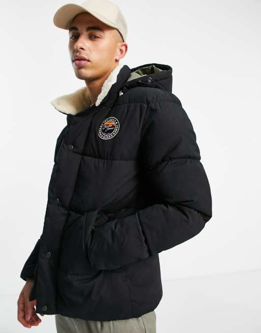 Chaqueta de plumas negra con capucha y cuello de borreguito de Jack & Jones