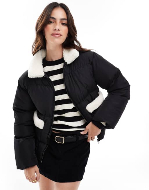 Chaqueta de plumas negra y color crema con solapas y ribetes de borreguito en los bolsillos de Wednesday's Girl