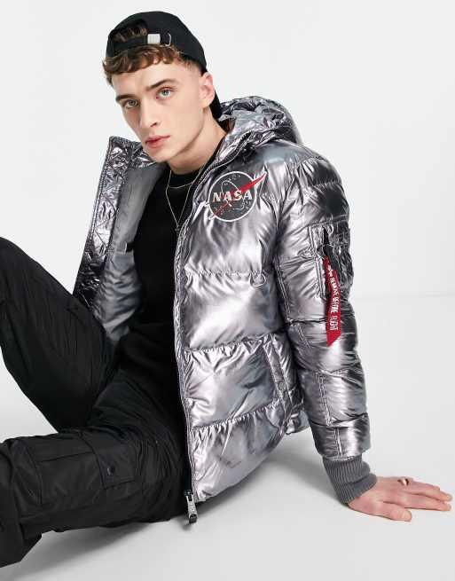 Chaqueta de plumas plateado metalizado brillante con capucha y dise o de la NASA de Alpha Industries