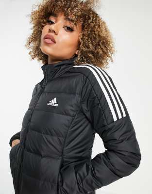 Adidas chaqueta deportiva de color negro y con línea