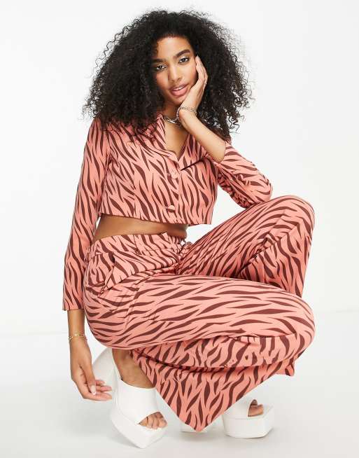 Chaqueta de traje corta color visón con estampado animal de Liquorish (parte de un conjunto)