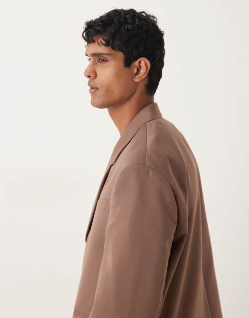 Chaqueta de traje corta marrón extragrande de ASOS DESIGN, 4 de 5