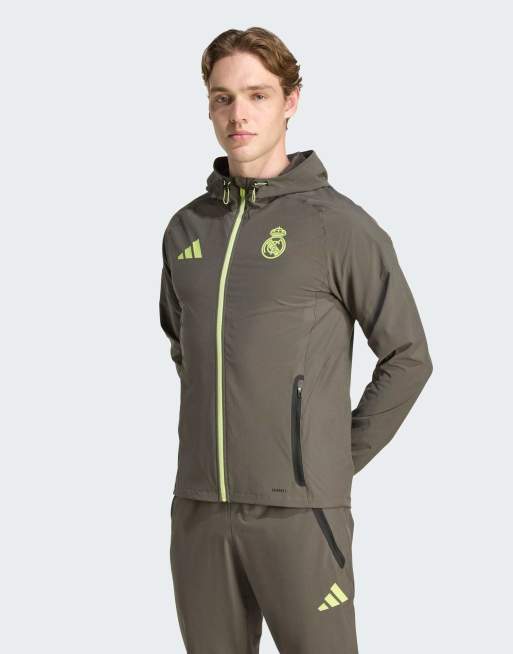 Chaqueta de viaje gris utilitario y amarillo escarcha tenue con diseño del Real Madrid Tiro 25 Competition Vis Tech de adidas Performance