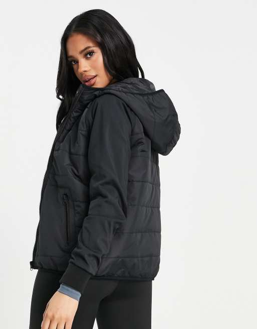 Chaqueta deportiva negra acolchada con capucha y cremallera de