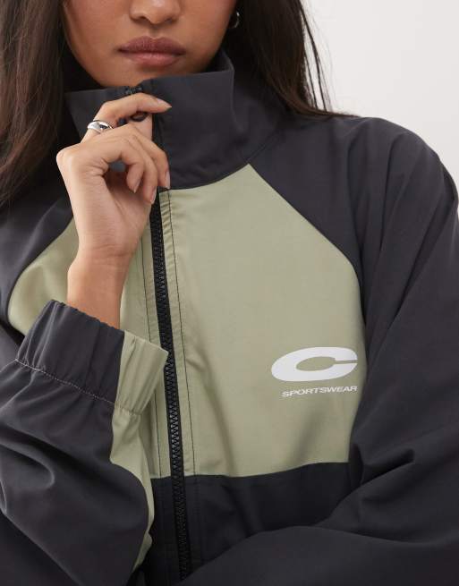 Chaqueta deportiva negra y caqui con cuello alzado de nailon de COLLUSION (parte de un conjunto), 3 de 4