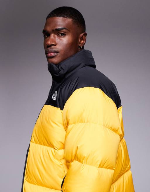 Chaqueta dorado cima y negro TNF M 1996 Retro Nuptse de The North Face, 4 de 5