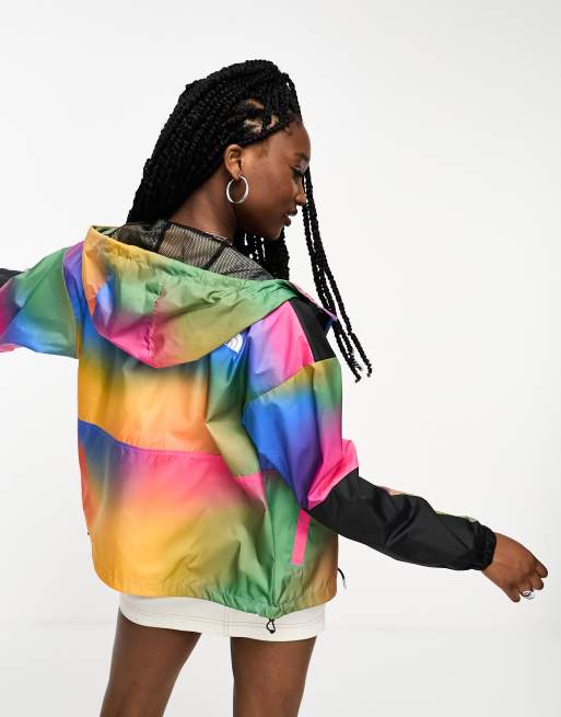 Chaqueta en tonos arcoíris con capucha y estampado degradado Pride Sheru de The North Face, 2 de 4