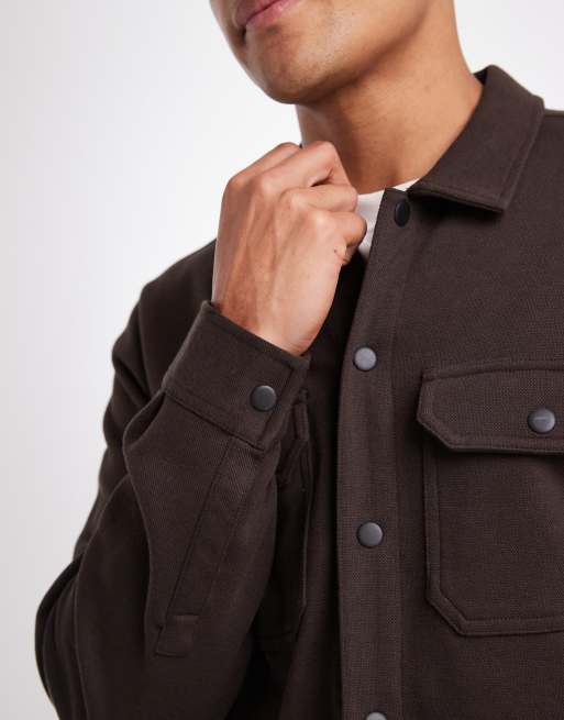 Chaqueta estilo camisa marrón chocolate con botones y bolsillos delanteros de Threadbare, 5 de 5