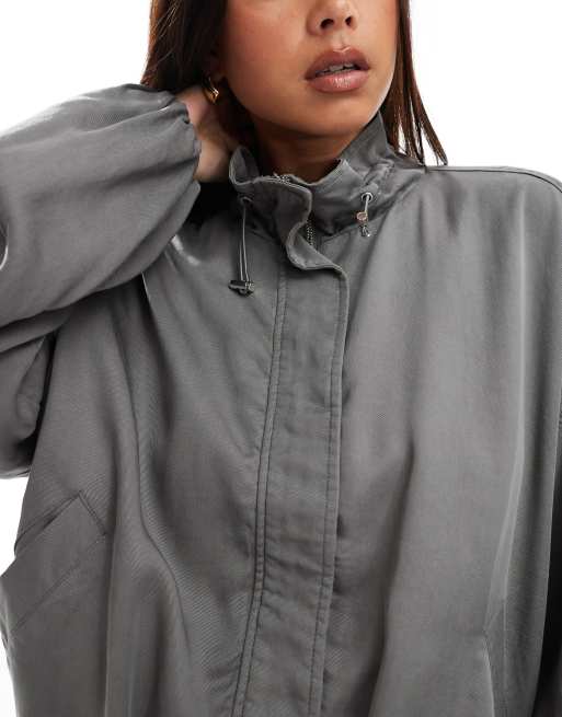 Chaqueta gris carbón lavado fruncida con cuello alzado de ASOS DESIGN, 3 de 4