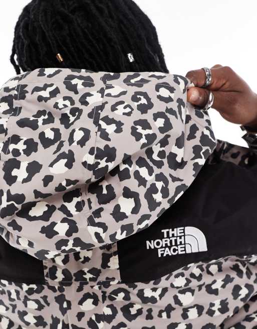 Chaqueta gris impermeable con estampado de leopardo Reign On exclusiva en ASOS de The North Face, 2 de 4