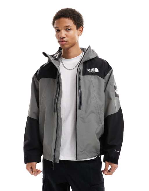 Chaqueta gris y negra impermeable DryVent Transverse NSE de The North Face, 2 de 4
