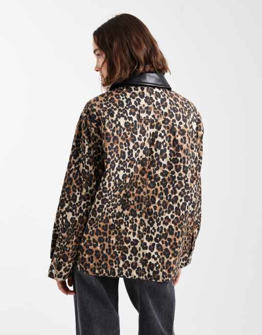 Chaqueta guateada de lona con estampado animal y cuello de cuero sintético de ONLY, 4 de 4
