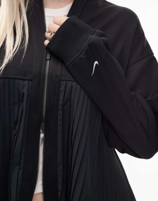 Chaqueta Harrington negra plisada de Nike, 3 de 4
