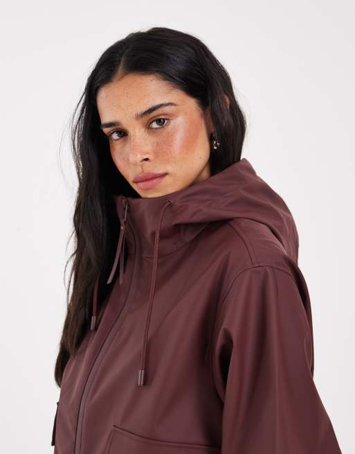 chaqueta impermeable con capucha en burdeos oscuro, 4 de 4