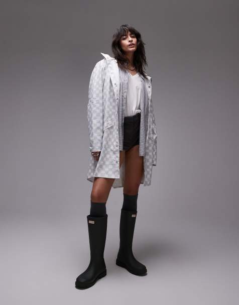 Chaqueta larga a cuadros dameros en tonos claros impermeable 12020 de Rains - view 1