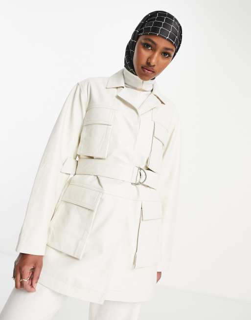 Chaqueta larga color crema utilitaria con cinturón de cuero Chloe de Muubaa, 4 de 4