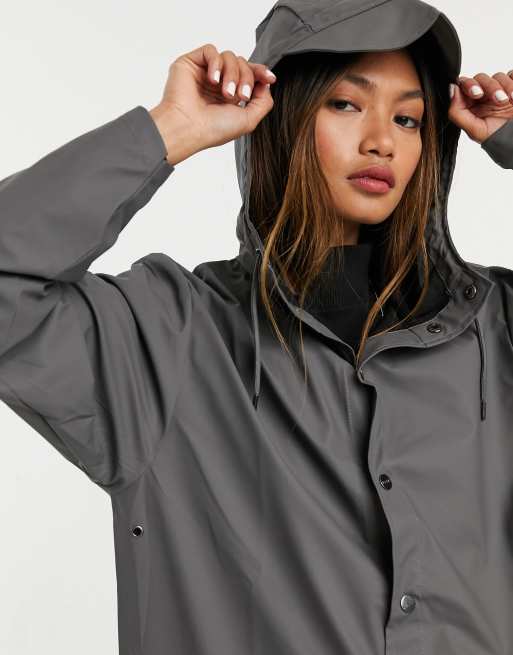 Chaqueta larga impermeable en color antracita de Rains