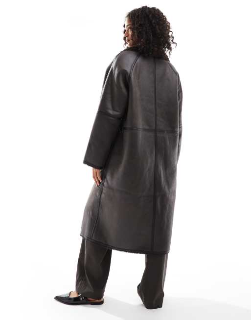 Chaqueta larga marrón con ribetes en contraste de borreguito de ASOS DESIGN, 3 de 4