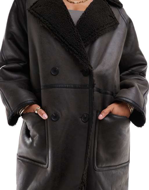 Chaqueta larga marrón con ribetes en contraste de borreguito de ASOS DESIGN, 4 de 4