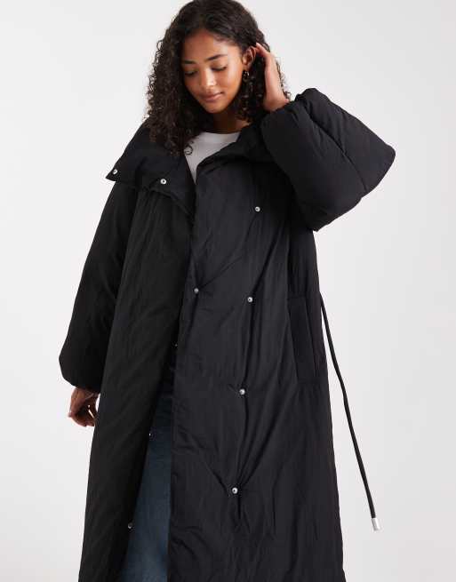 Chaqueta larga negra acolchada con cuello alzado de ASOS DESIGN, 4 de 4