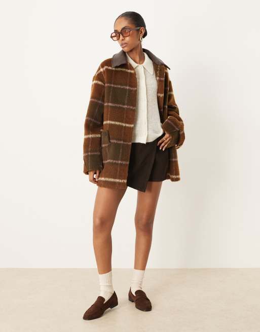 Chaqueta marrón a cuadros extragrande con solapas de efecto cuero de ASOS DESIGN, 2 de 4
