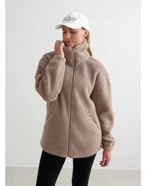 Chaqueta marrón arcilla oscuro con cuello alzado y cremallera de borreguito efecto peluche de Aim'n - view 1