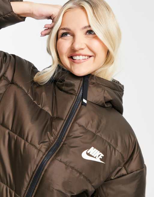 Chaqueta marrón barroco acolchada clásica con capucha de Nike, 3 de 4