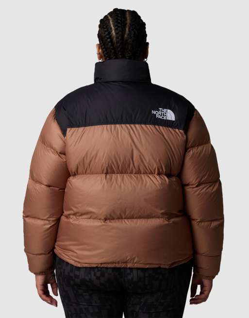 Chaqueta marrón café y negro TNF 1996 Retro Nuptse de The North Face Plus, 2 de 4