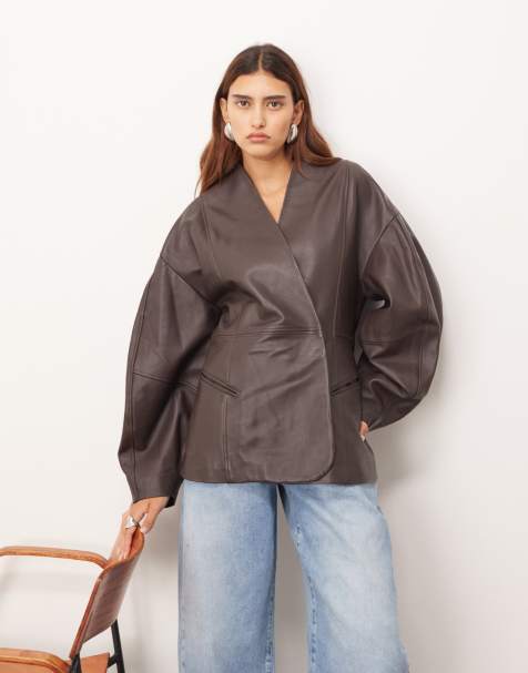 Chaqueta marrón chocolate con mangas ovoides y cintura entallada de cuero suave de ARRANGE - view 1