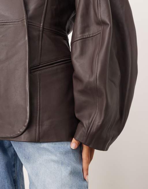 Chaqueta marrón chocolate con mangas ovoides y cintura entallada de cuero suave de ARRANGE, 3 de 4