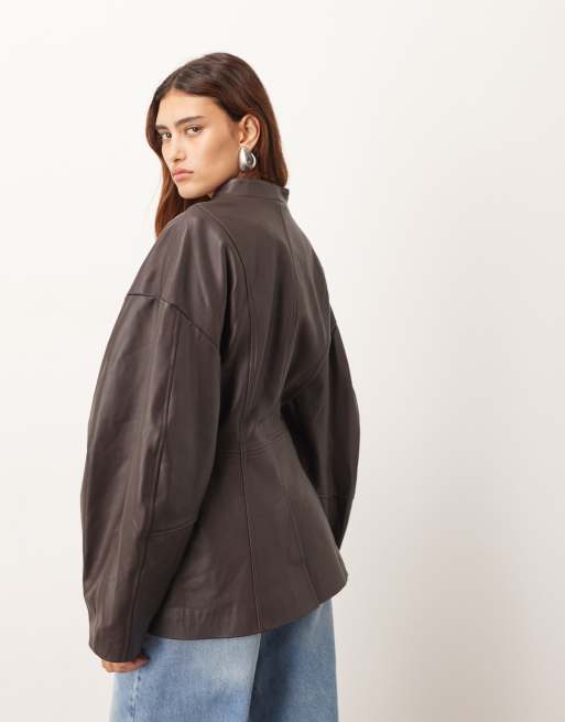 Chaqueta marrón chocolate con mangas ovoides y cintura entallada de cuero suave de ARRANGE, 4 de 4