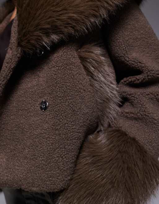 Chaqueta marrón chocolate de bouclé con solapas extragrandes y puños de piel sintética exclusiva de The Frolic, 3 de 4