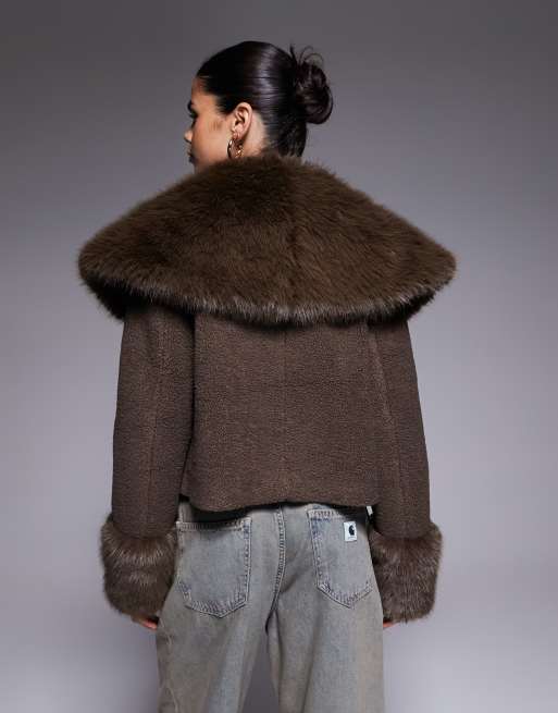 Chaqueta marrón chocolate de bouclé con solapas extragrandes y puños de piel sintética exclusiva de The Frolic, 4 de 4