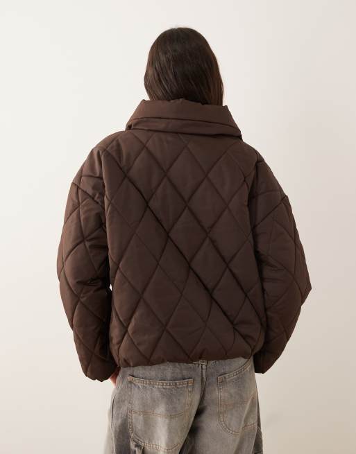 Chaqueta marrón chocolate guateada con detalle de lazadas y cuello alto de VILA, 2 de 4