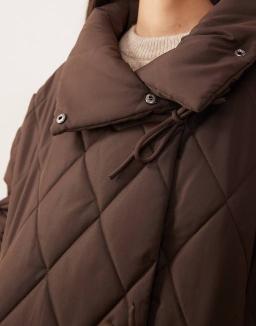 Chaqueta marrón chocolate guateada con detalle de lazadas y cuello alto de VILA, 3 de 4