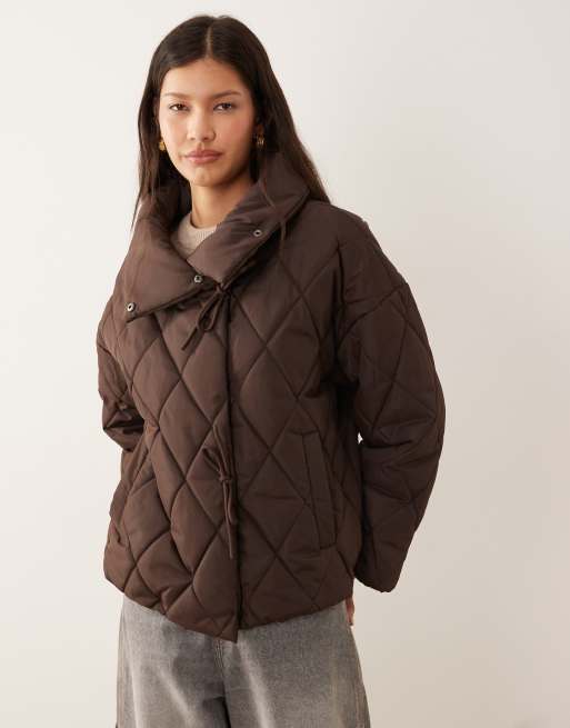 Chaqueta marrón chocolate guateada con detalle de lazadas y cuello alto de VILA, 4 de 4