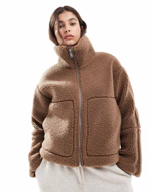 Chaqueta marrón claro de corte suelto de tejido tipo peluche de ONLY 