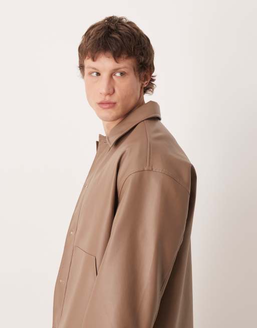 Chaqueta marrón de estilo entrenador de cuero sintético de ASOS DESIGN, 4 de 5