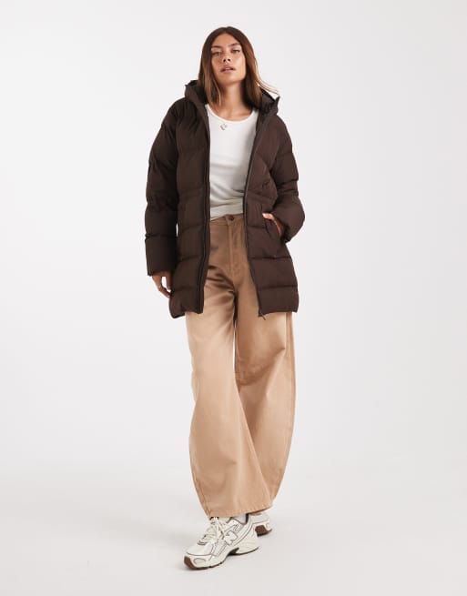 Chaqueta midi marrón chocolate acolchada con capucha y bolsillos de Brave Soul, 3 de 4