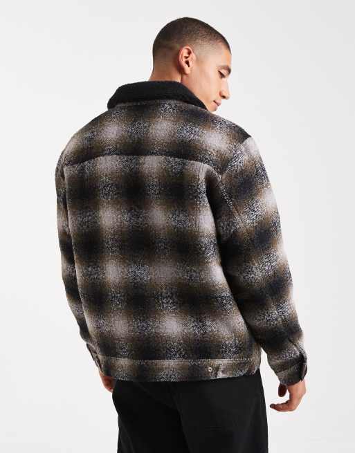 Chaqueta negra a cuadros holgada de estilo camionero de sherpa de lana de Levi's, 3 de 5