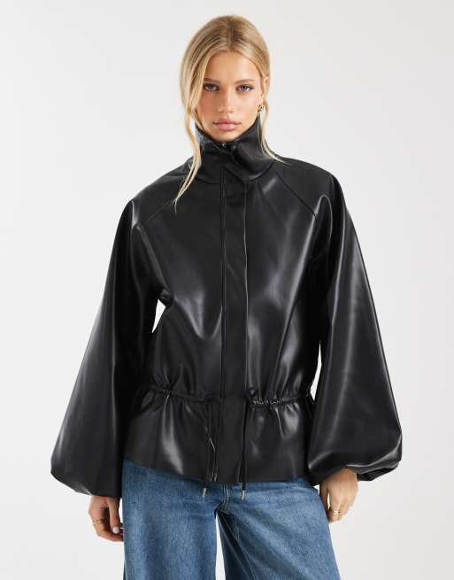 Chaqueta negra abullonada con cintura fruncida de poliuretano de ASOS DESIGN, 2 de 4