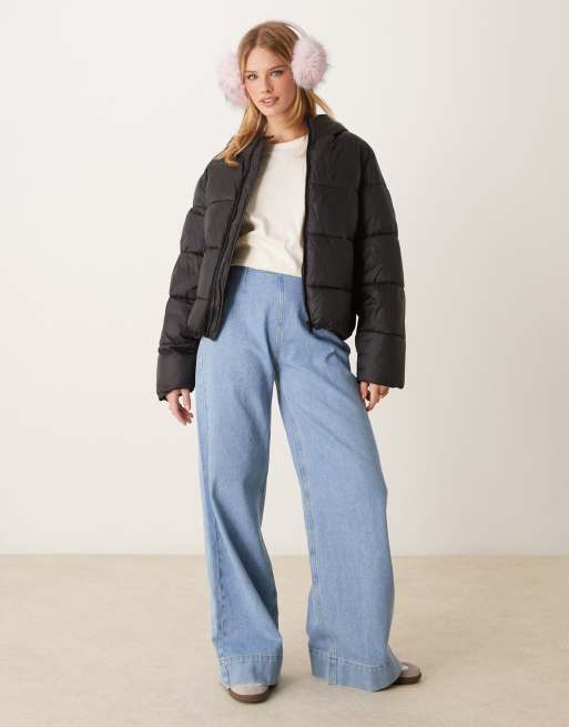 Chaqueta negra acolchada con capucha de Gina Tricot