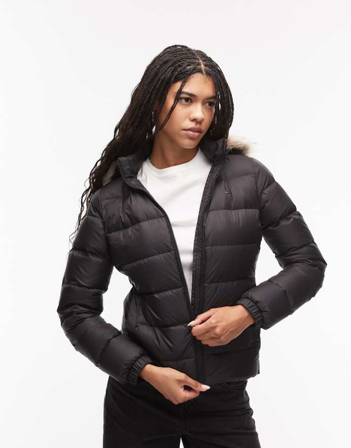 Tommy Jeans Chaqueta negra acolchada con ribete de piel sintética en la capucha de