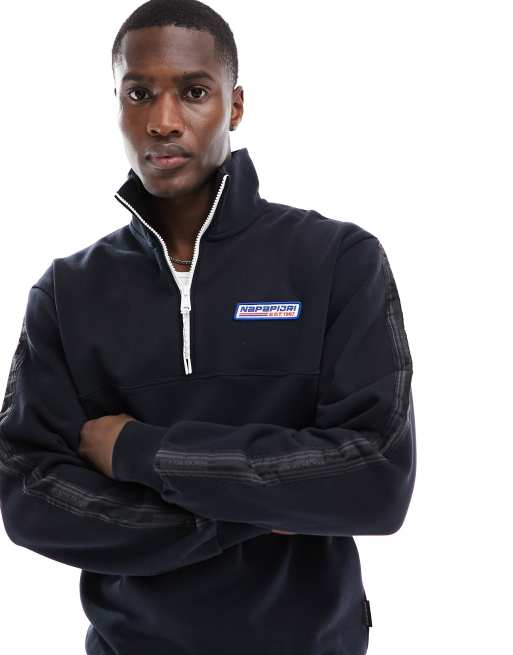 Chaqueta negra con capucha, cremallera corta y cinta con el logo Grober de Napapijri, 3 de 4