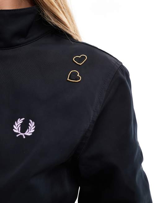 Chaqueta negra con cremallera de satén de Fred Perry x Amy Winehouse, 3 de 4