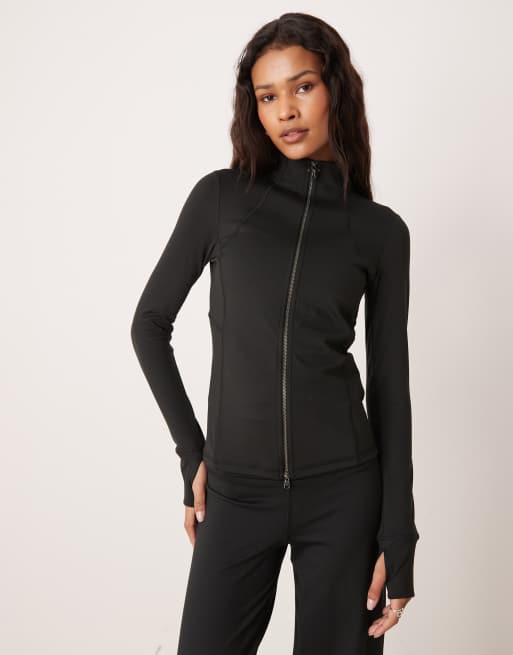 Conjunto negro de pantalones, chaqueta y top de Gilly Hicks, 3 de 4